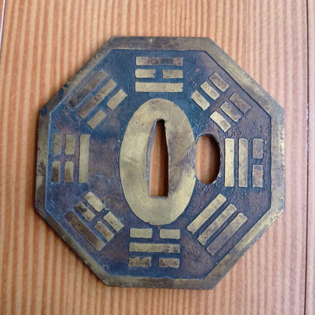 八角形の鍔、文字と模様付き