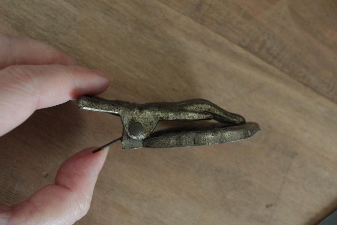 アンティークハンドモチーフクリップ・金属製