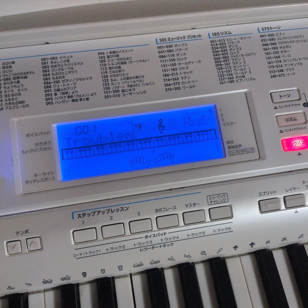 USED　CASIO カシオ　LK208光ナビゲーション　キーボード　電子ピアノ