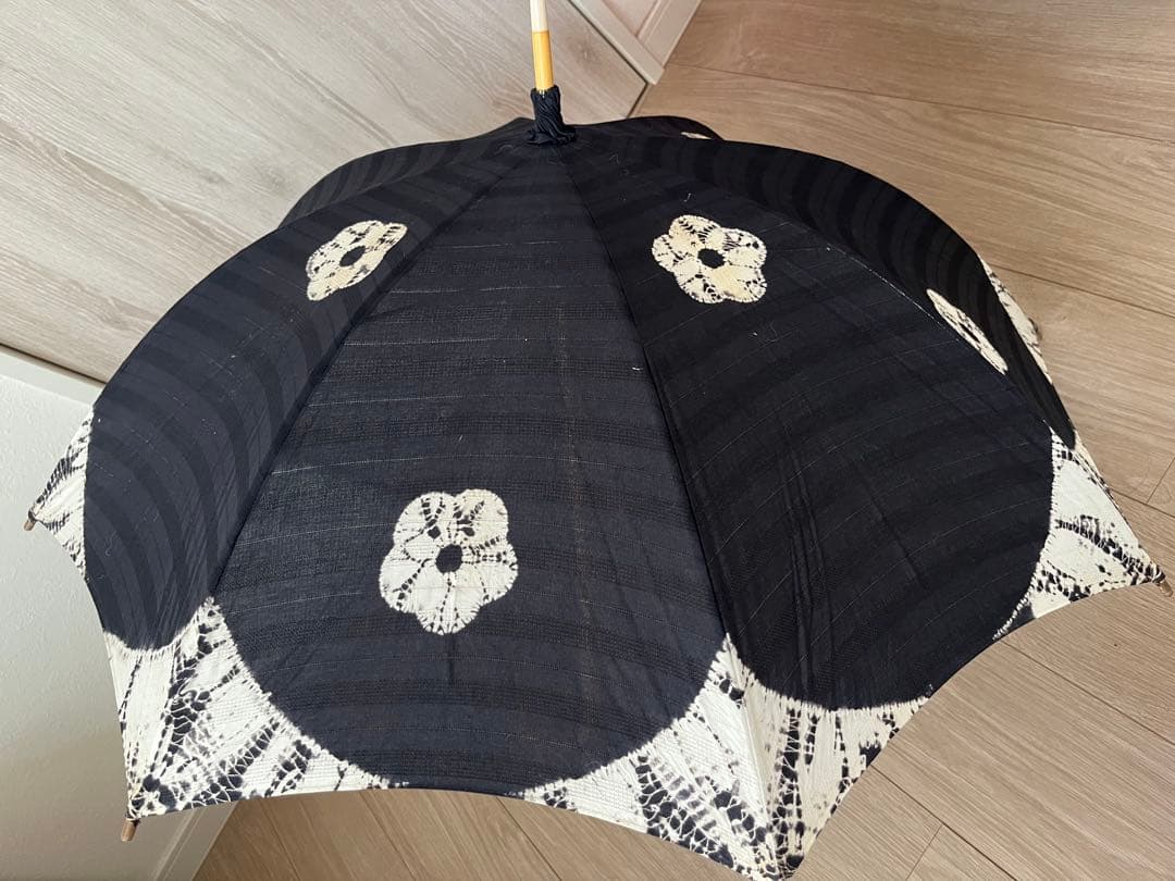 有松絞り日傘★長傘★黒白の花柄 竹製ハンドル