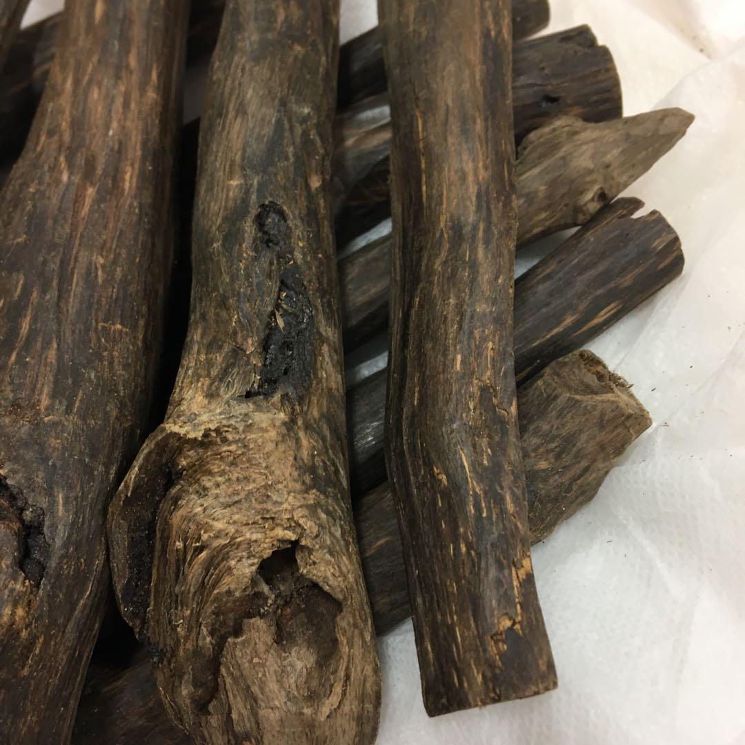 香料原木710g 【通称フィリピン黒沈香 寸聞多羅 沈香 伽羅 六国 香木】