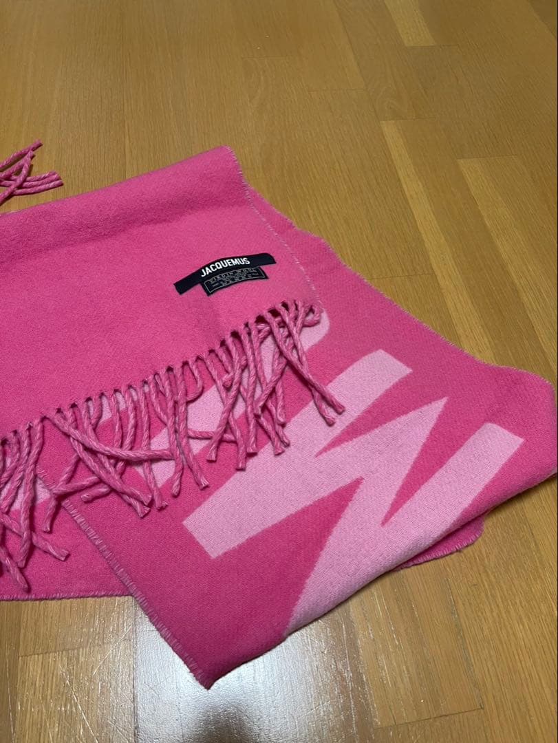 JACQUEMUS ピンク フリンジロゴマフラー　ウール　ジャックムス