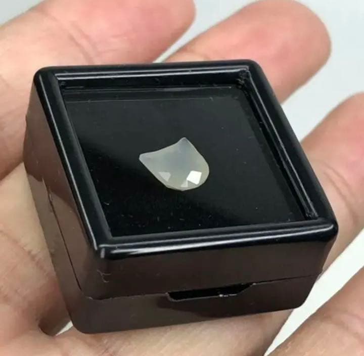 マレーシアすきさま専用　宝石ルース　 希少な天然ムーンストーン1.31カラット！