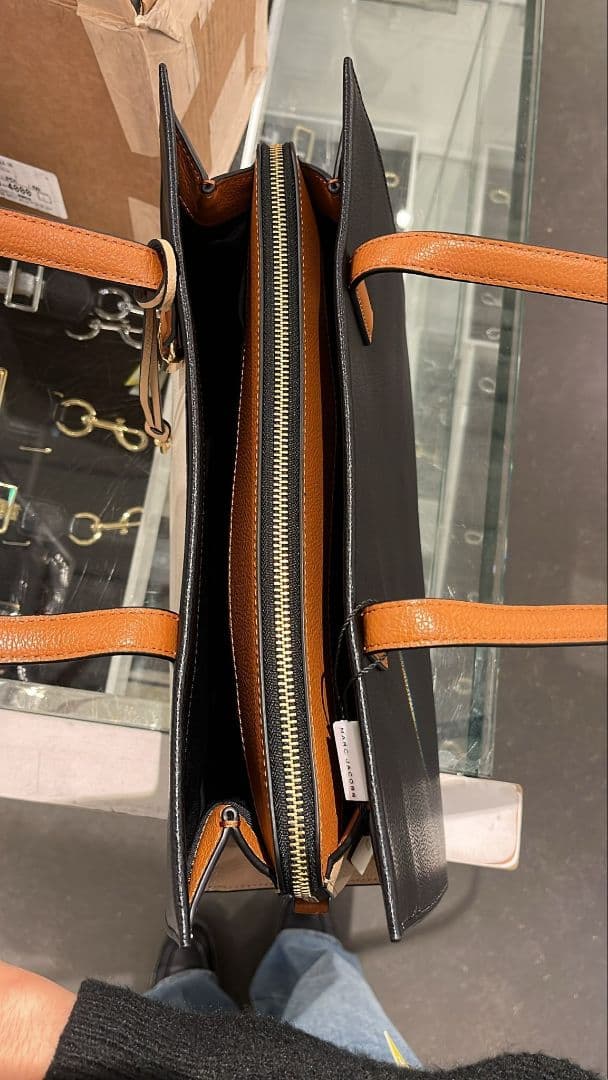 MARC JACOBS ブラック/ホワイトPCケース内蔵 ビジネスバッグ