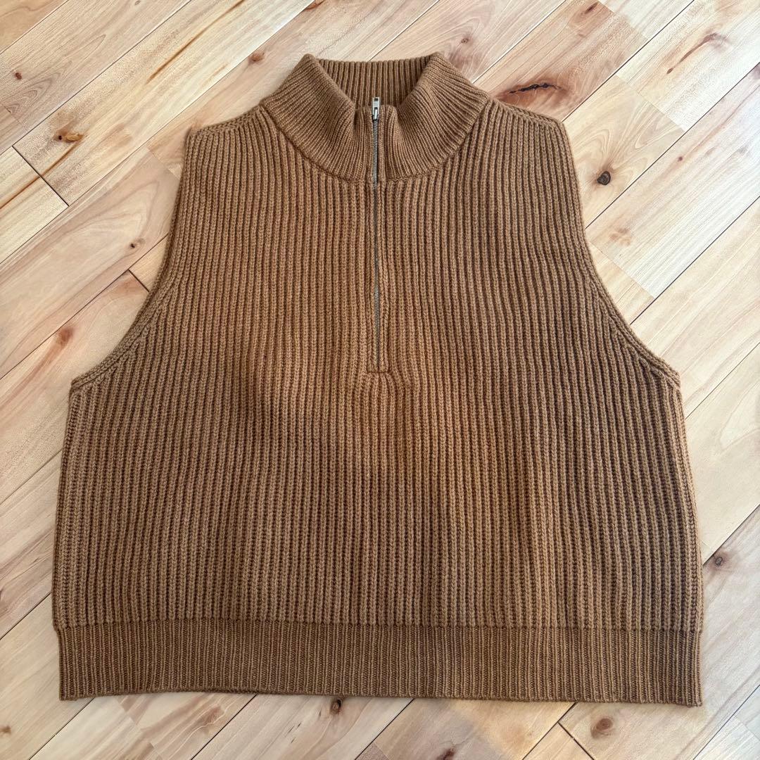 リブ編みハイネックジッパーニットベスト ブラウン