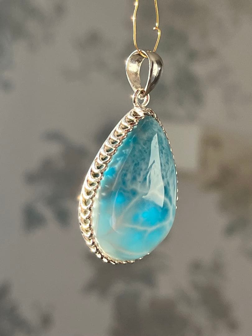 天然石☆高品質！ラリマーしずく型ペンダントトップ☆シルバーワク付き☆模様が美しい