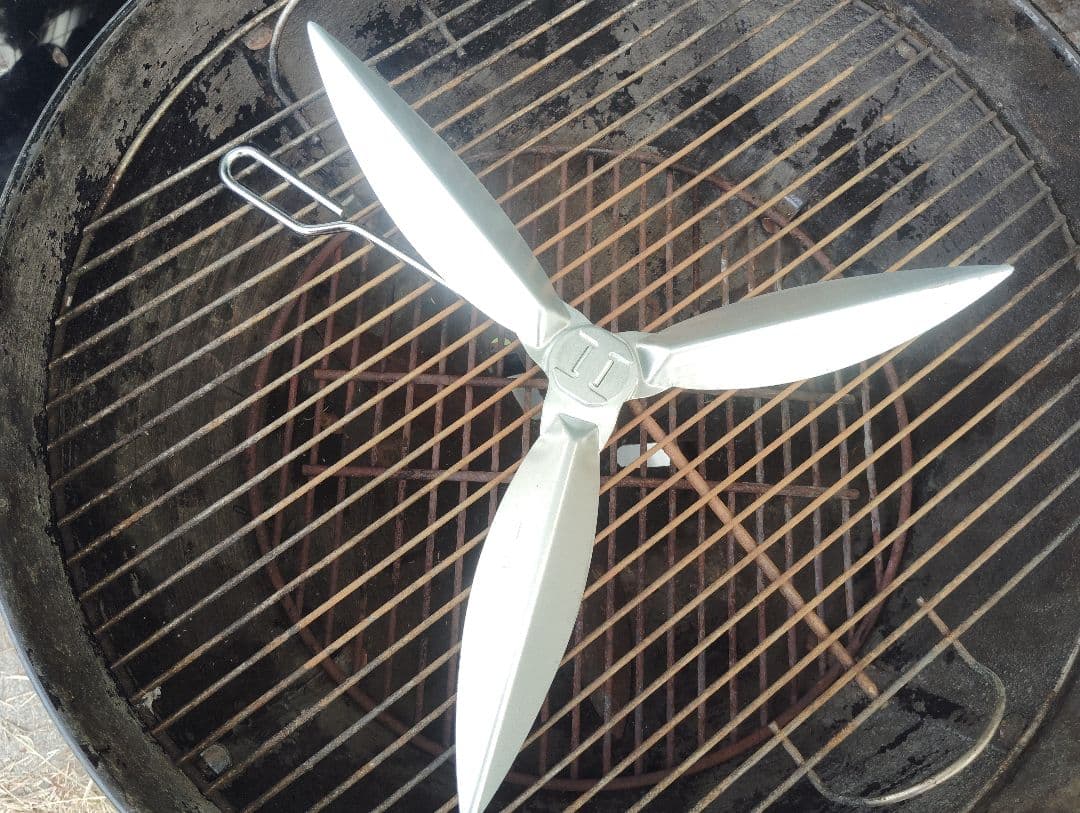 売り切れ御免！Weber バーベキューコンロ 57cm 温度計付 ！引き取り限定