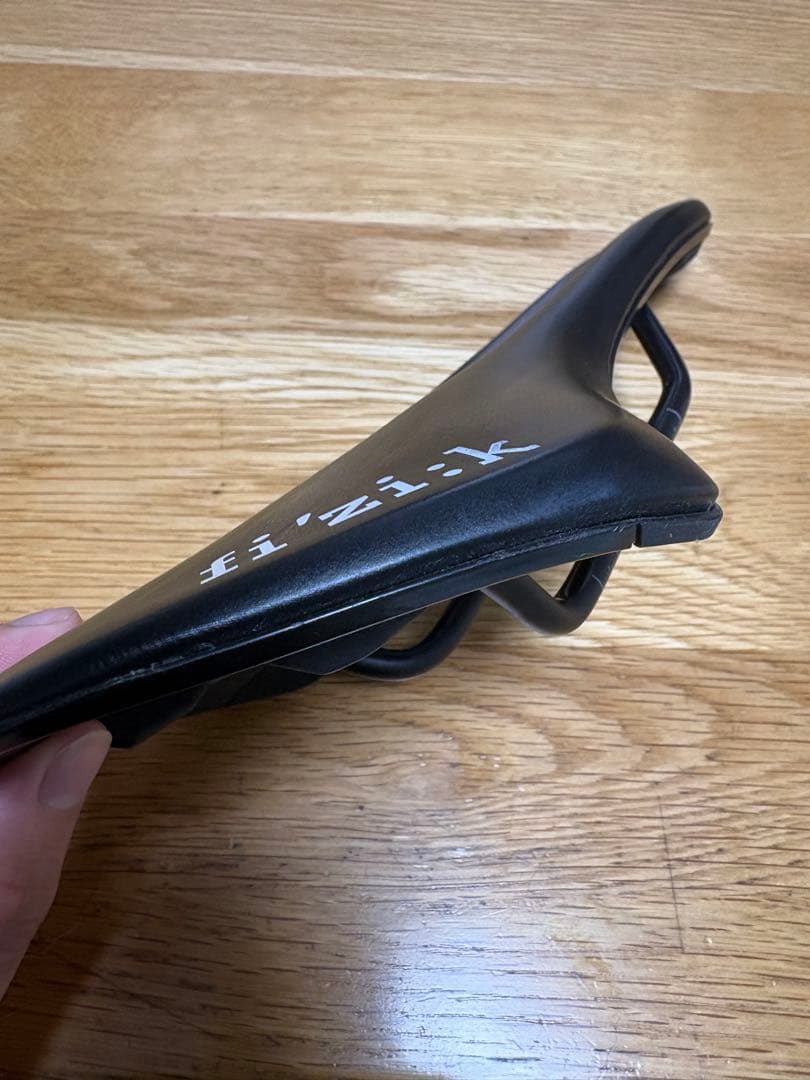 fi'zi:k VENTO ANTARES R5 140mm サドル　黒