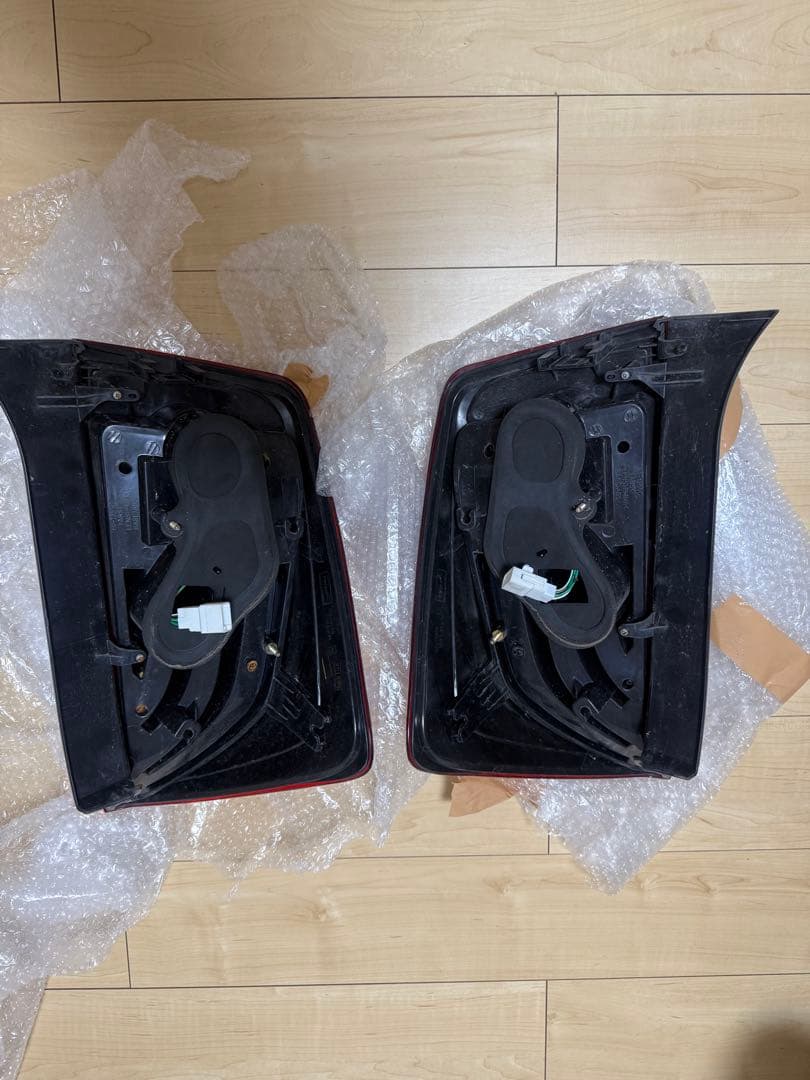 30プリウス　テールランプ　ヴァレンティ