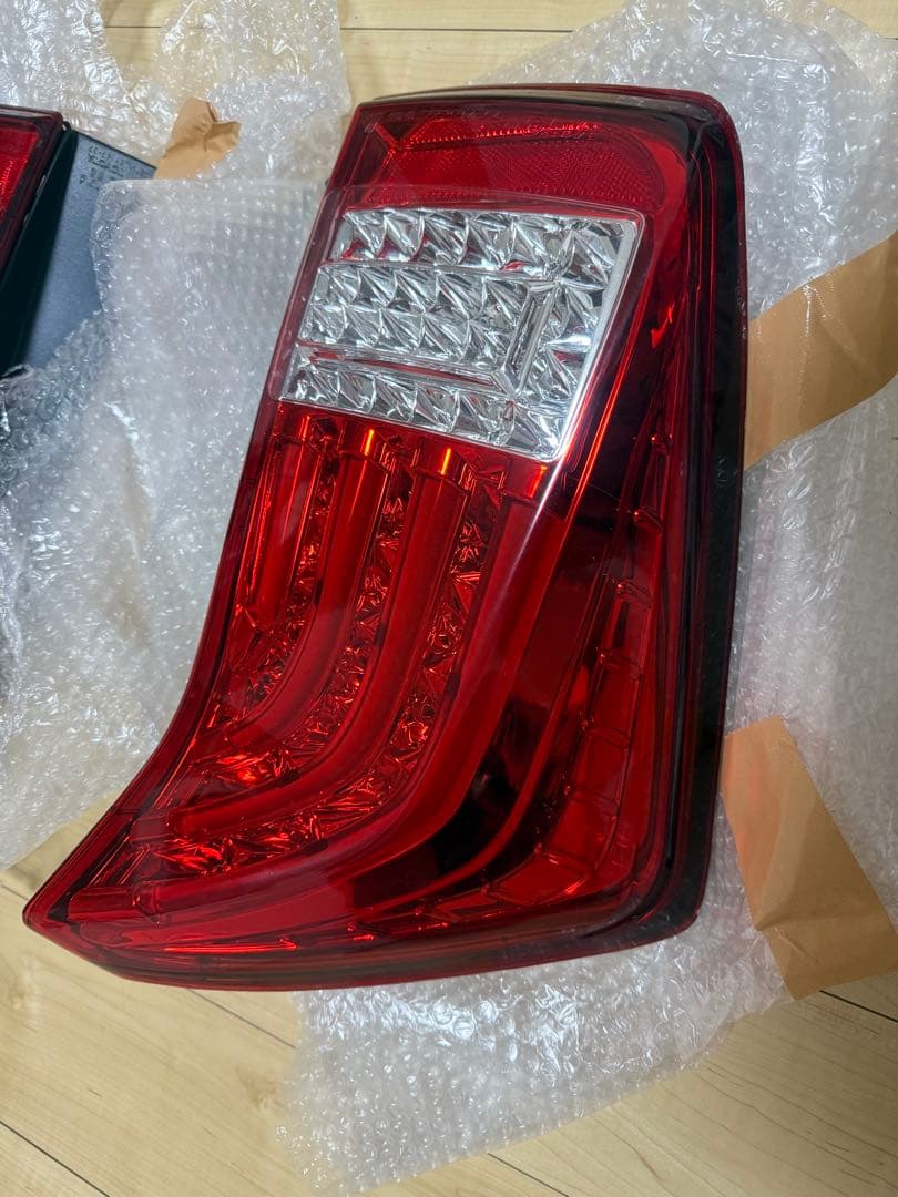 30プリウス　テールランプ　ヴァレンティ