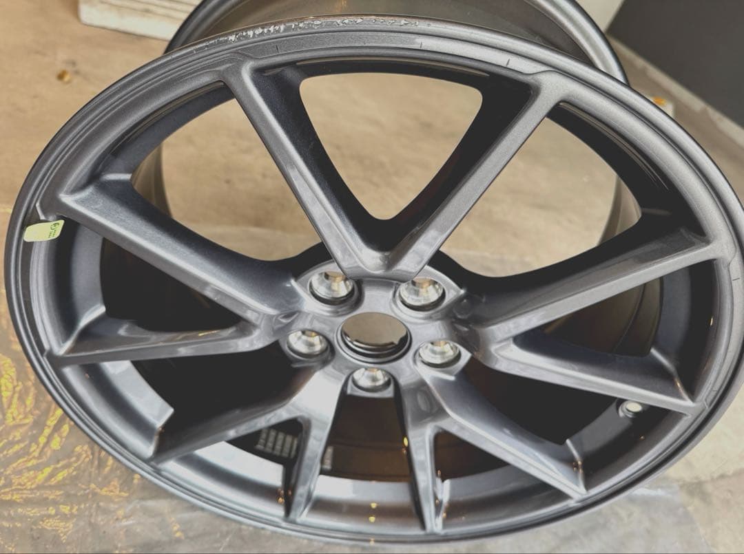 ゆ*う様 【純正】テスラ モデル3 18インチ 8.5J +40 5000km走