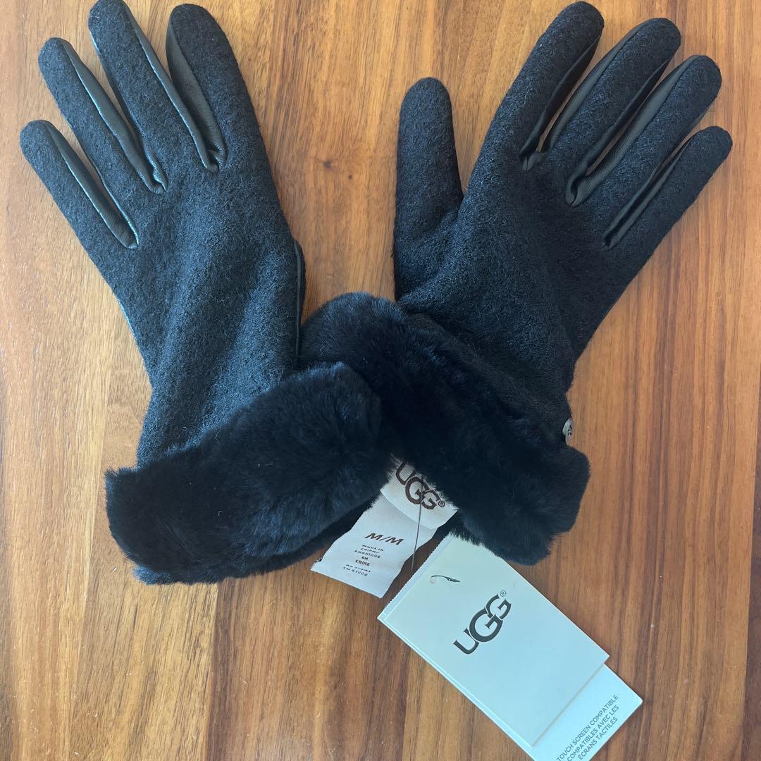 新品⭐︎未使用⭐︎タグ付きUGG ファー付き手袋 ブラック　M