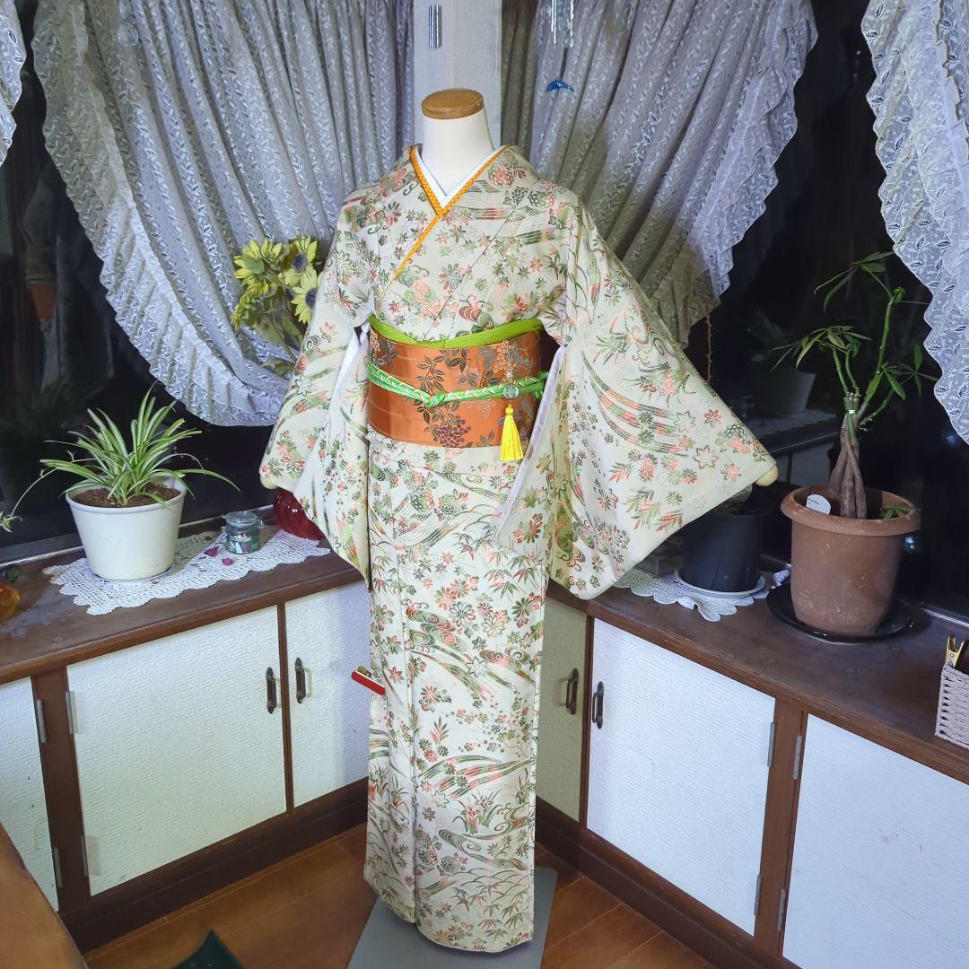 生成り色の地にきらきらと煌めきが美しいアンティークのマジョリカお召のお着物です