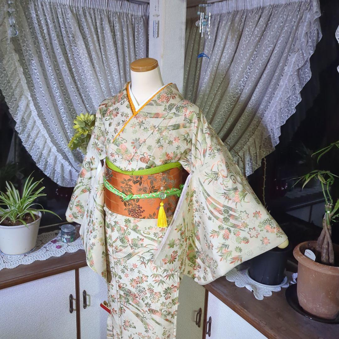 生成り色の地にきらきらと煌めきが美しいアンティークのマジョリカお召のお着物です