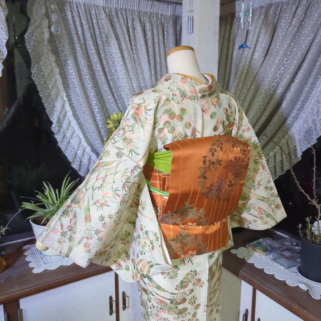 生成り色の地にきらきらと煌めきが美しいアンティークのマジョリカお召のお着物です