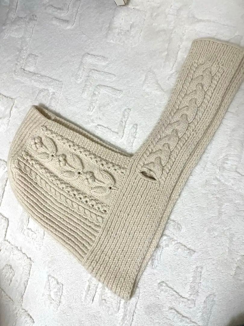 ベージュ ケーブル編み ニットマフラー