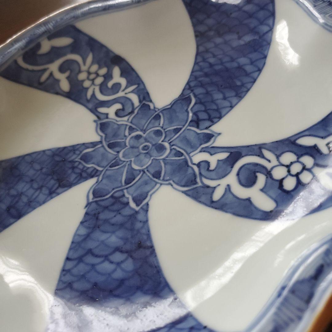 染付：祥瑞捻文梅形皿・須田菁華《小皿・15.2cm》