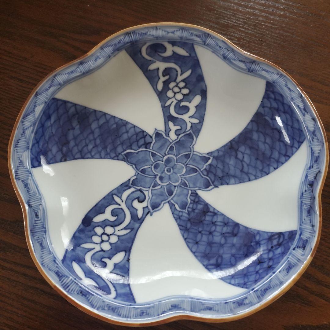 染付：祥瑞捻文梅形皿・須田菁華《小皿・15.2cm》