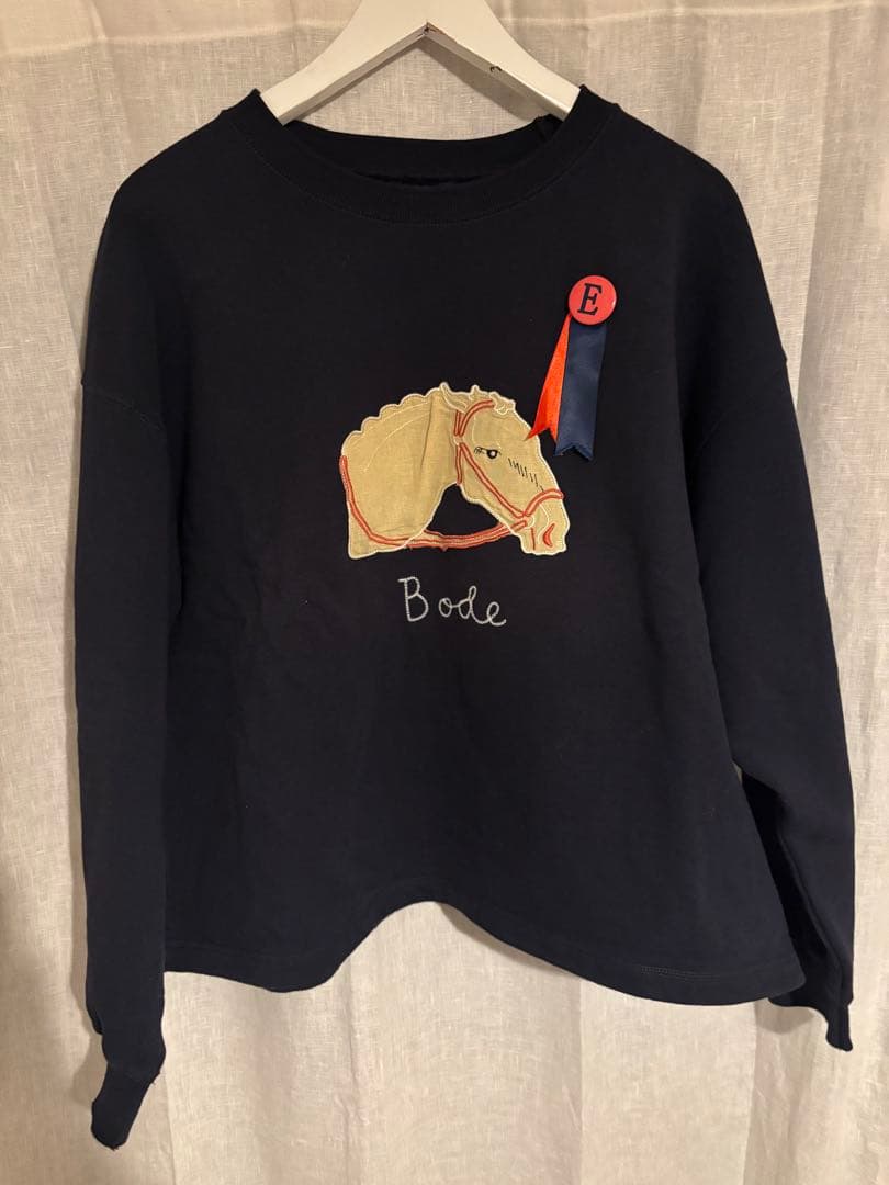 BODE【 PONY APPLIQUÉ CREWNECK 】
