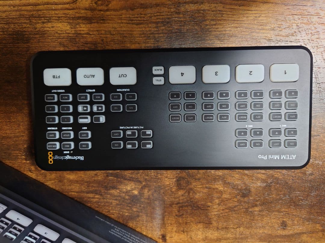 ATEM Mini Pro (ライブストリーミングスイッチャー)