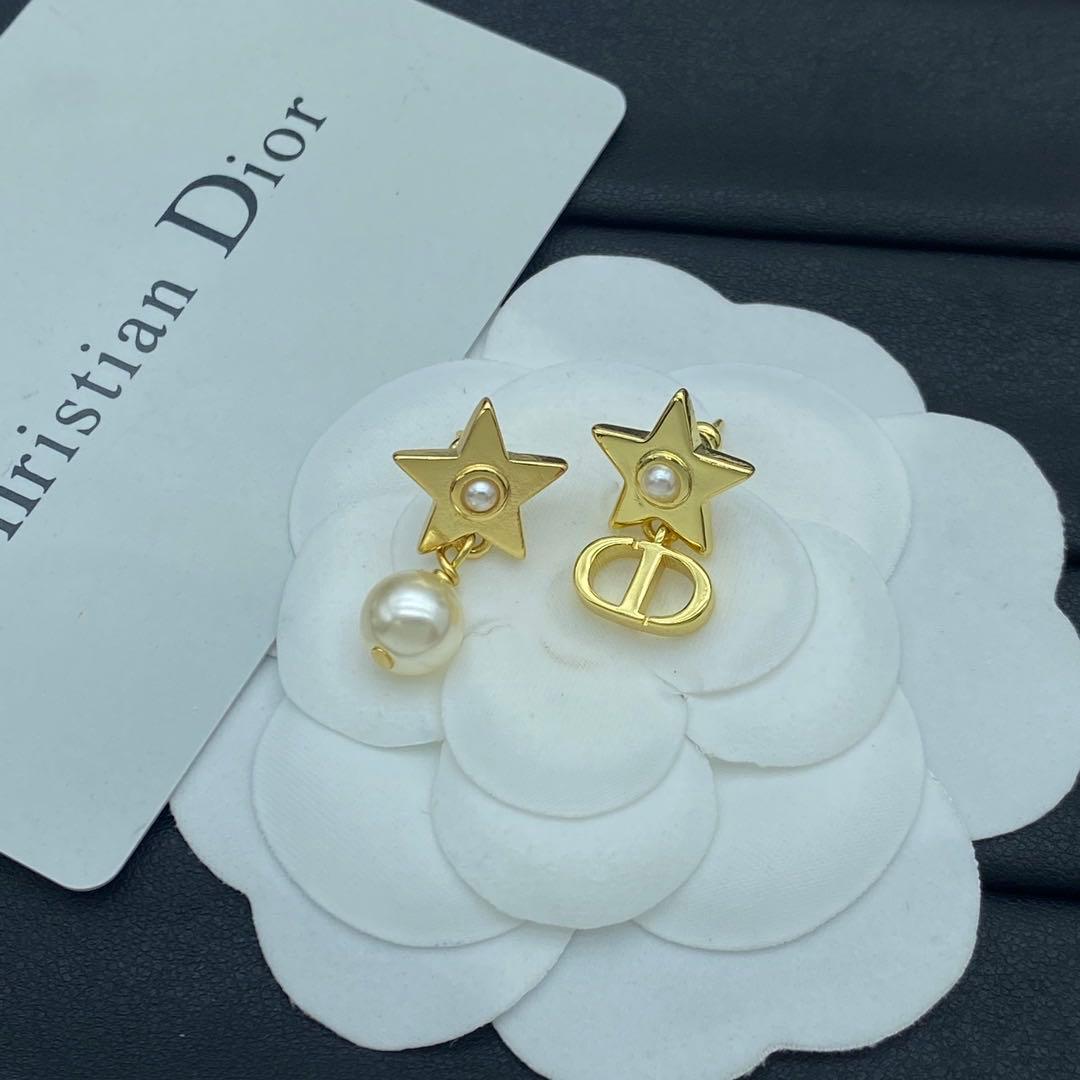 Dior 星型パールピアス