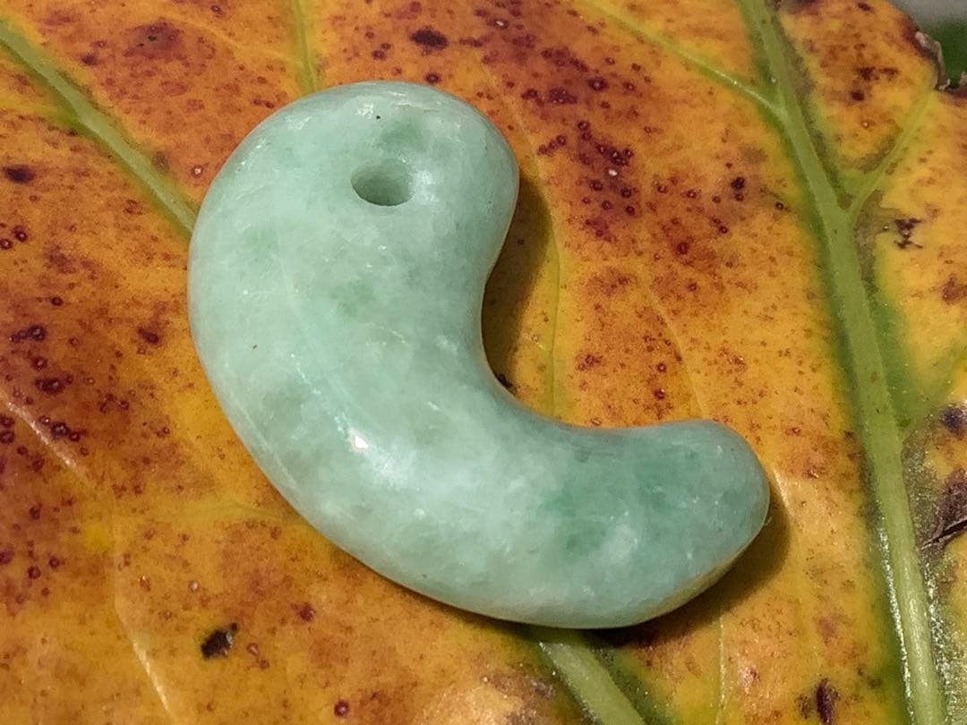 自信の安価お値段‼️自信の品質‼️ 糸魚川翡翠*緑*人気の平塚古墳型勾玉　鑑別書付‼️