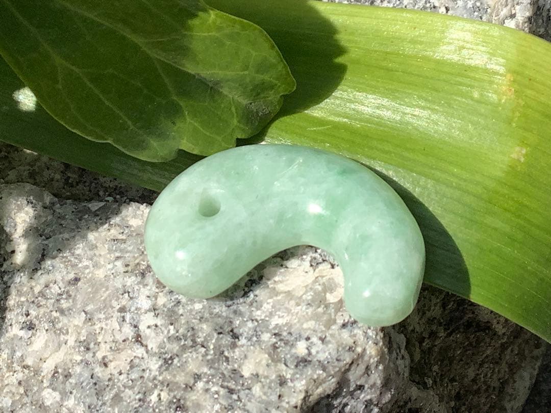 自信の安価お値段‼️自信の品質‼️ 糸魚川翡翠*緑*人気の平塚古墳型勾玉　鑑別書付‼️