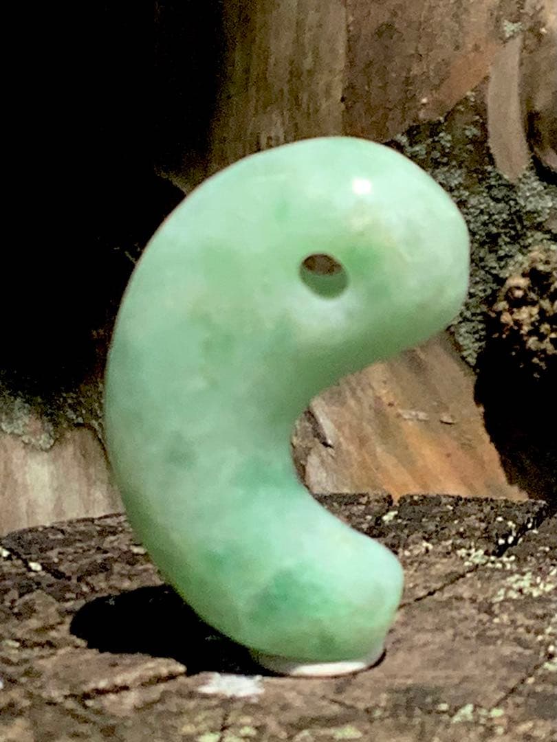 自信の安価お値段‼️自信の品質‼️ 糸魚川翡翠*緑*人気の平塚古墳型勾玉　鑑別書付‼️