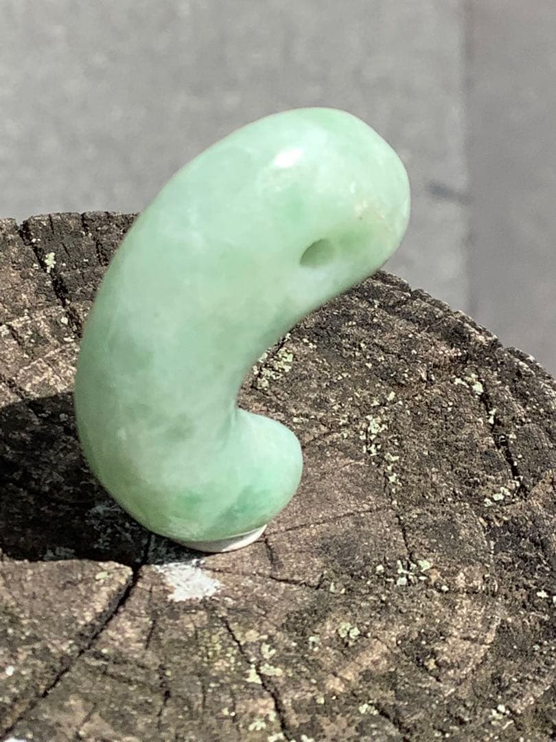 自信の安価お値段‼️自信の品質‼️ 糸魚川翡翠*緑*人気の平塚古墳型勾玉　鑑別書付‼️