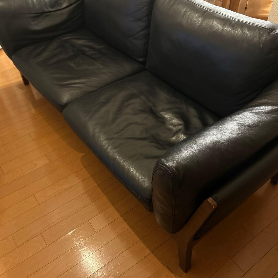 黒のレザー2人掛けソファ