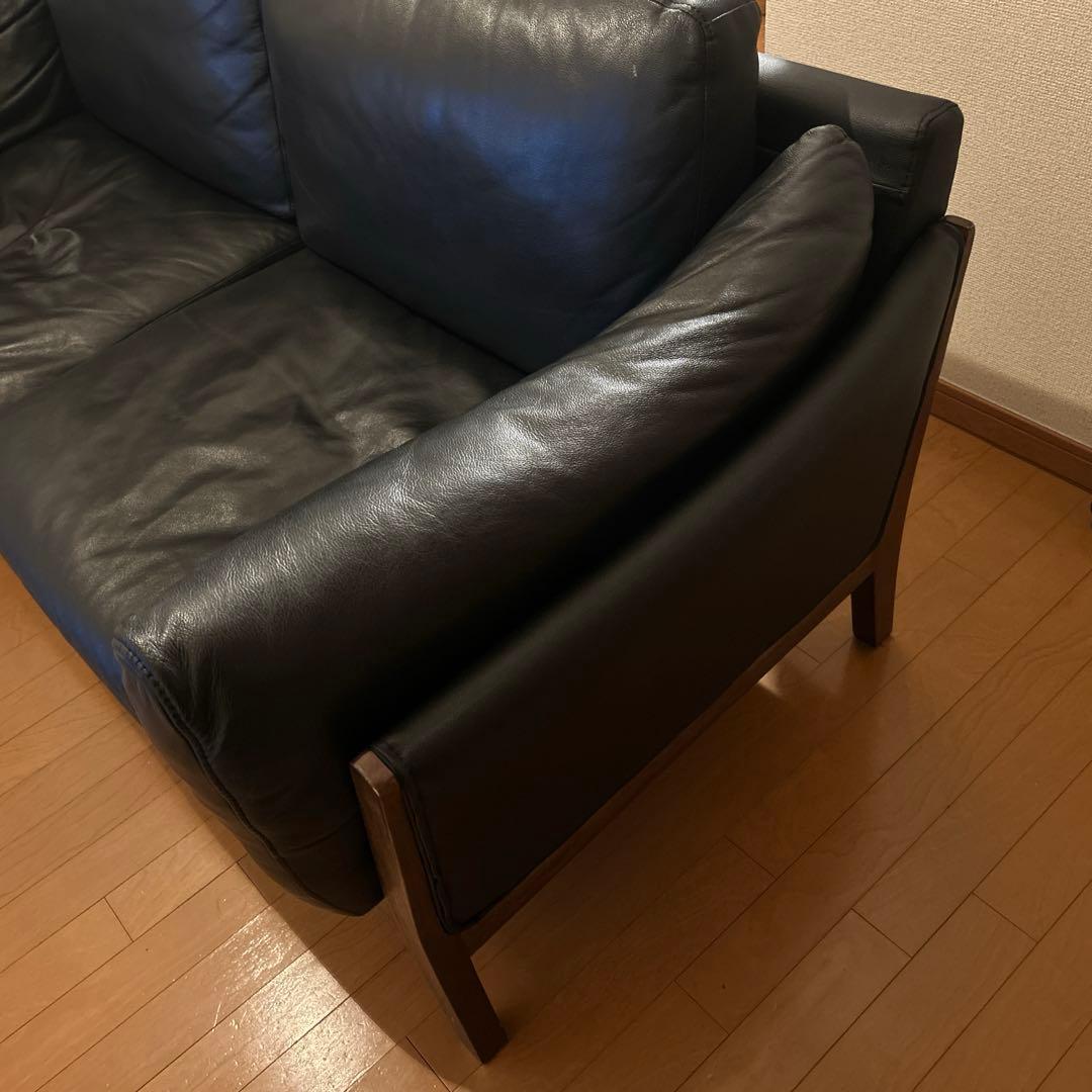 黒のレザー2人掛けソファ