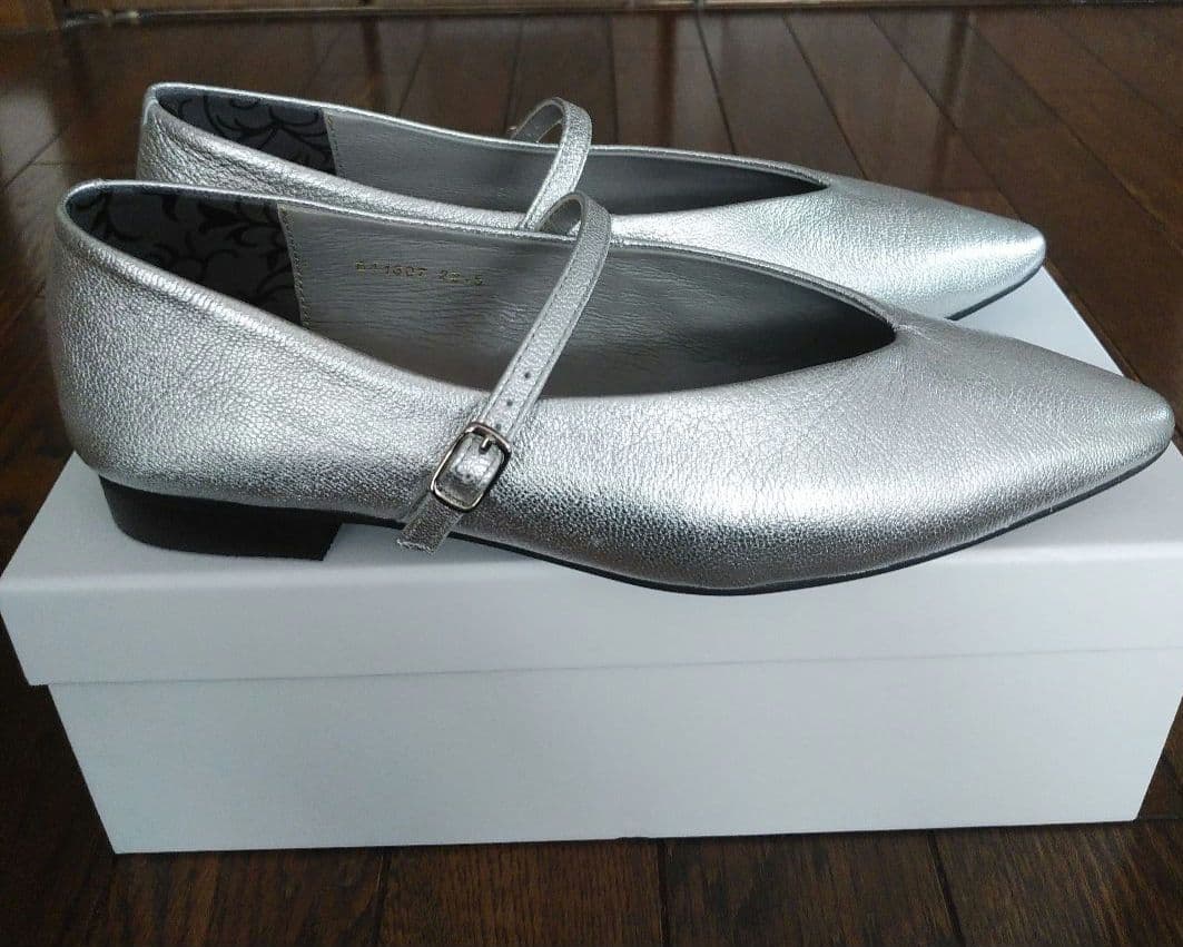 卑弥呼（ヒミコ）メリージェーンフラットパンプス シルバー 23.5㎝