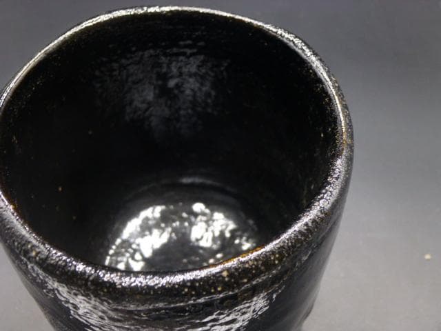 楽吉左衛門　九代　了入　黒筒茶碗／共箱・共布／楽吉左衛門　十二代　弘入極め箱