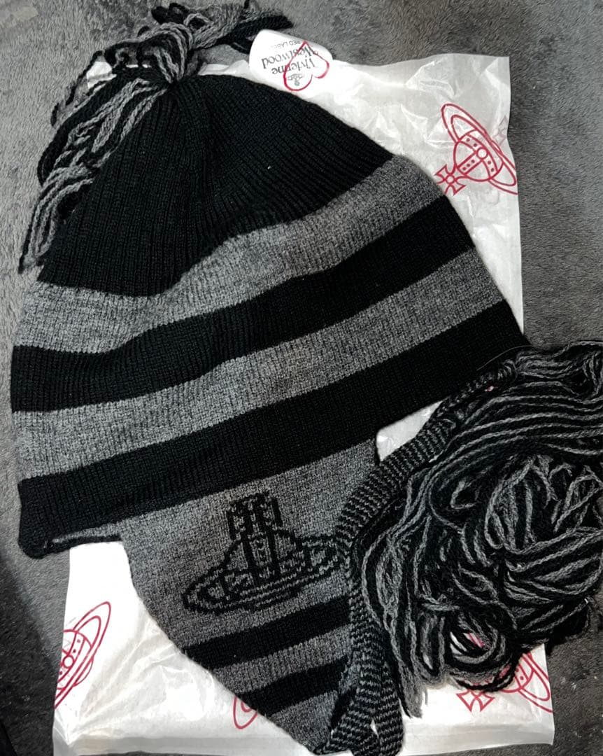 ヴィヴィアンウエストウッド　ニット帽　耳当て付き　オーブ　タッセル