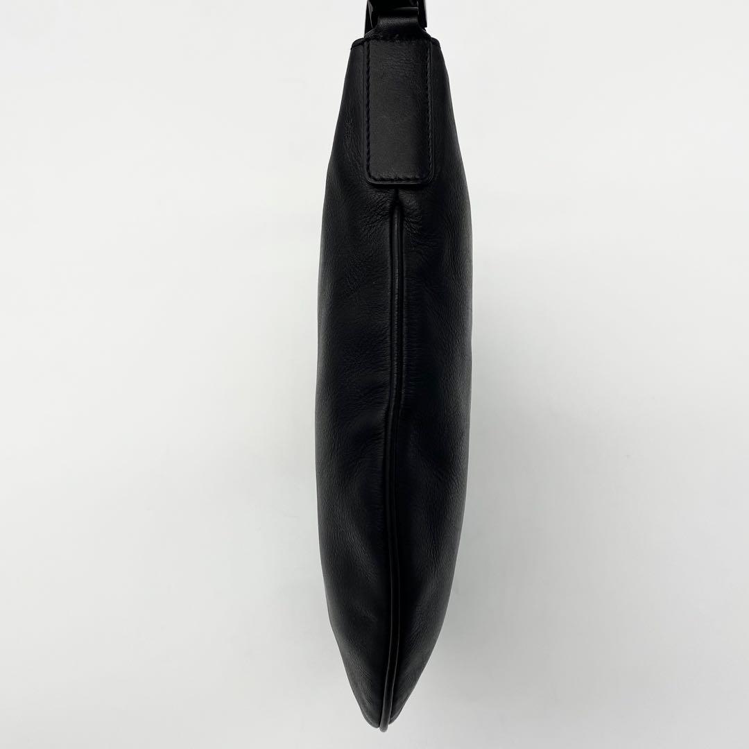 GUCCI ワンショルダーバッグ　ハーフムーン　ホーボー　レザー　黒　ロゴ型押し