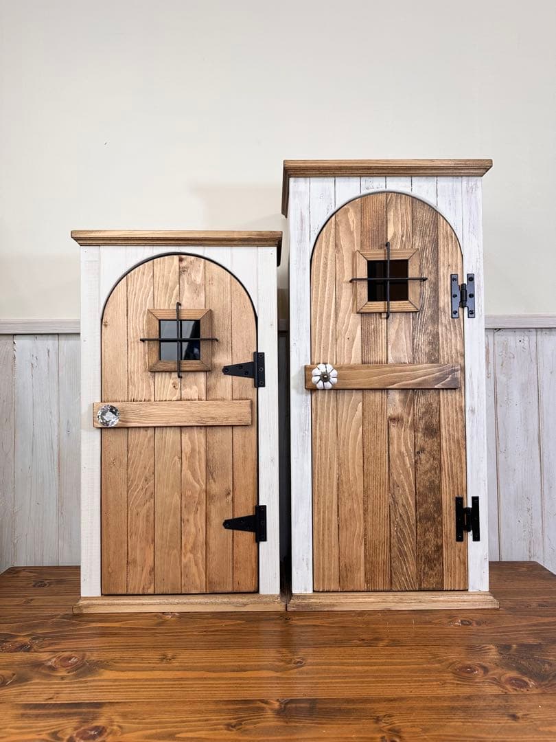 ピ*ア様 【1点のみ　キズありのためお値引き】アンティークの扉のようなキャビネッ