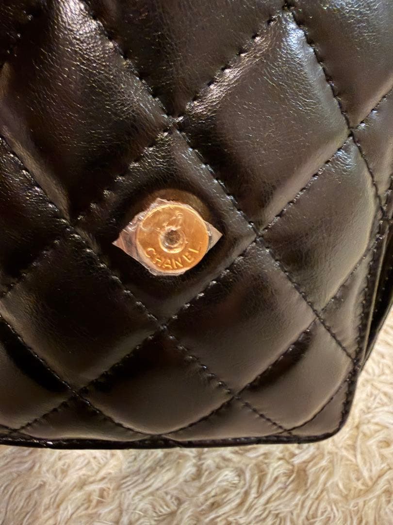 CHANEL キルティング ブラックパテントレザーショルダーバッグ