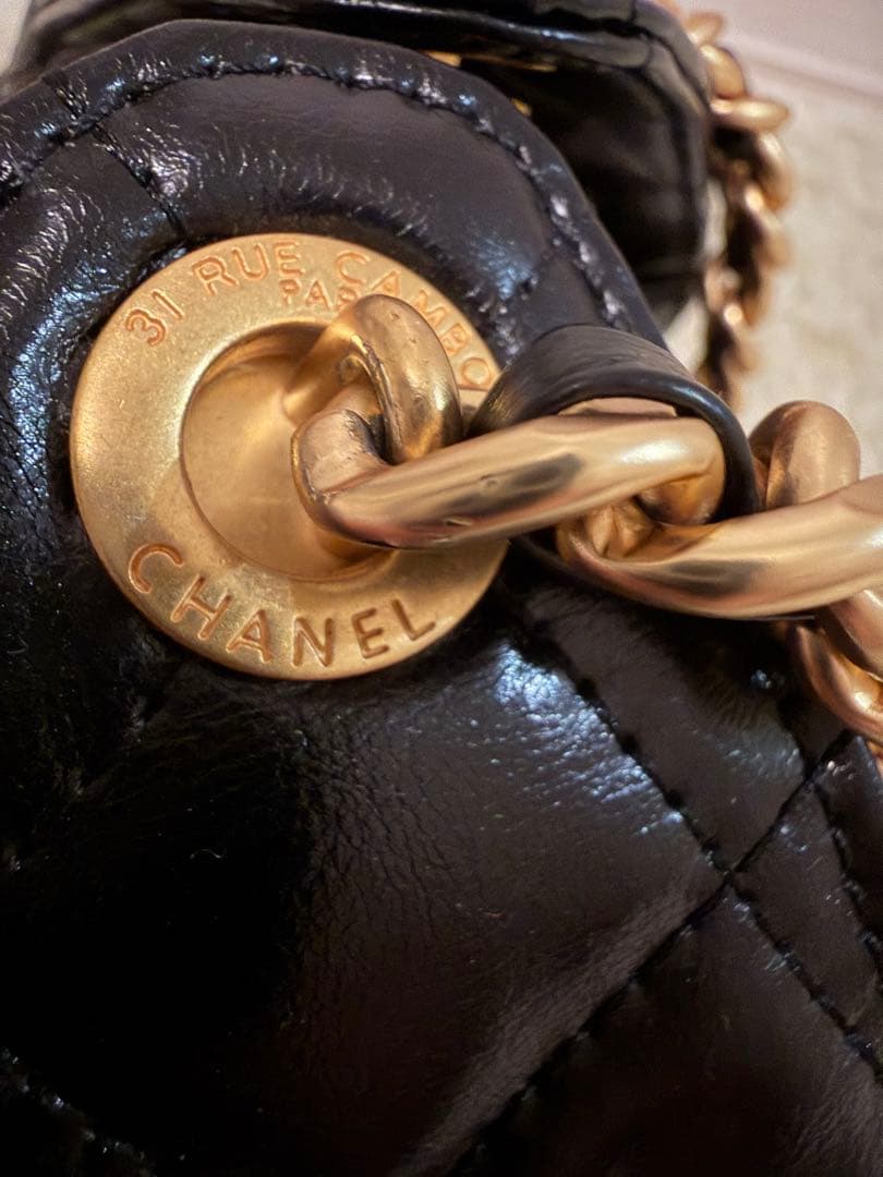 CHANEL キルティング ブラックパテントレザーショルダーバッグ