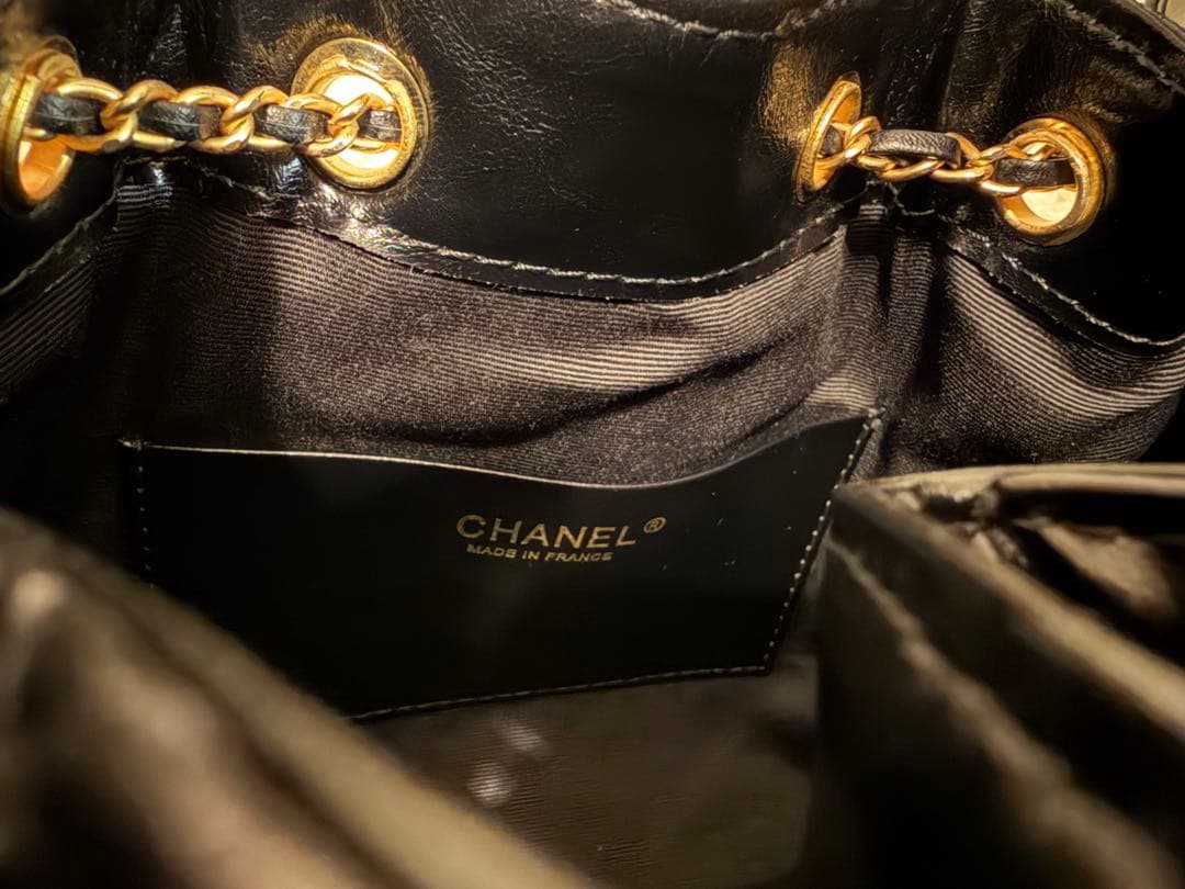 CHANEL キルティング ブラックパテントレザーショルダーバッグ