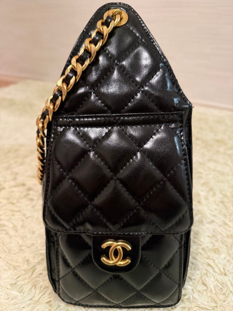CHANEL キルティング ブラックパテントレザーショルダーバッグ