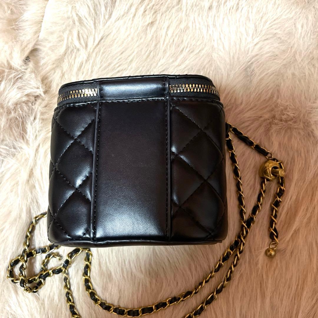ブラックキルティングバニティショルダーバッグ