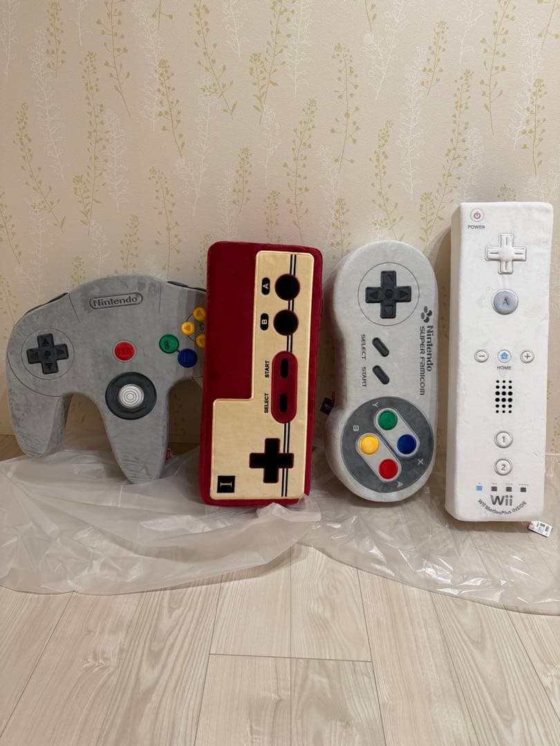 ニンテンドーミュージアム　ゲームコントローラー型クッション 4個セット