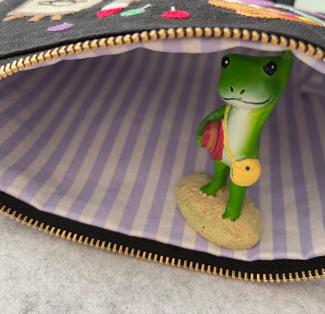 ハンドメイド　手刺繍　ファスナーポーチ☆ゆりです