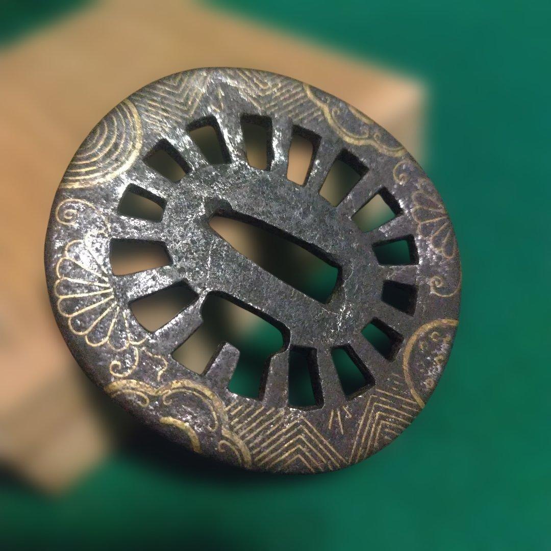 金属製 鍔(つば) 円形 黒色 金色装飾 象嵌　鉄地