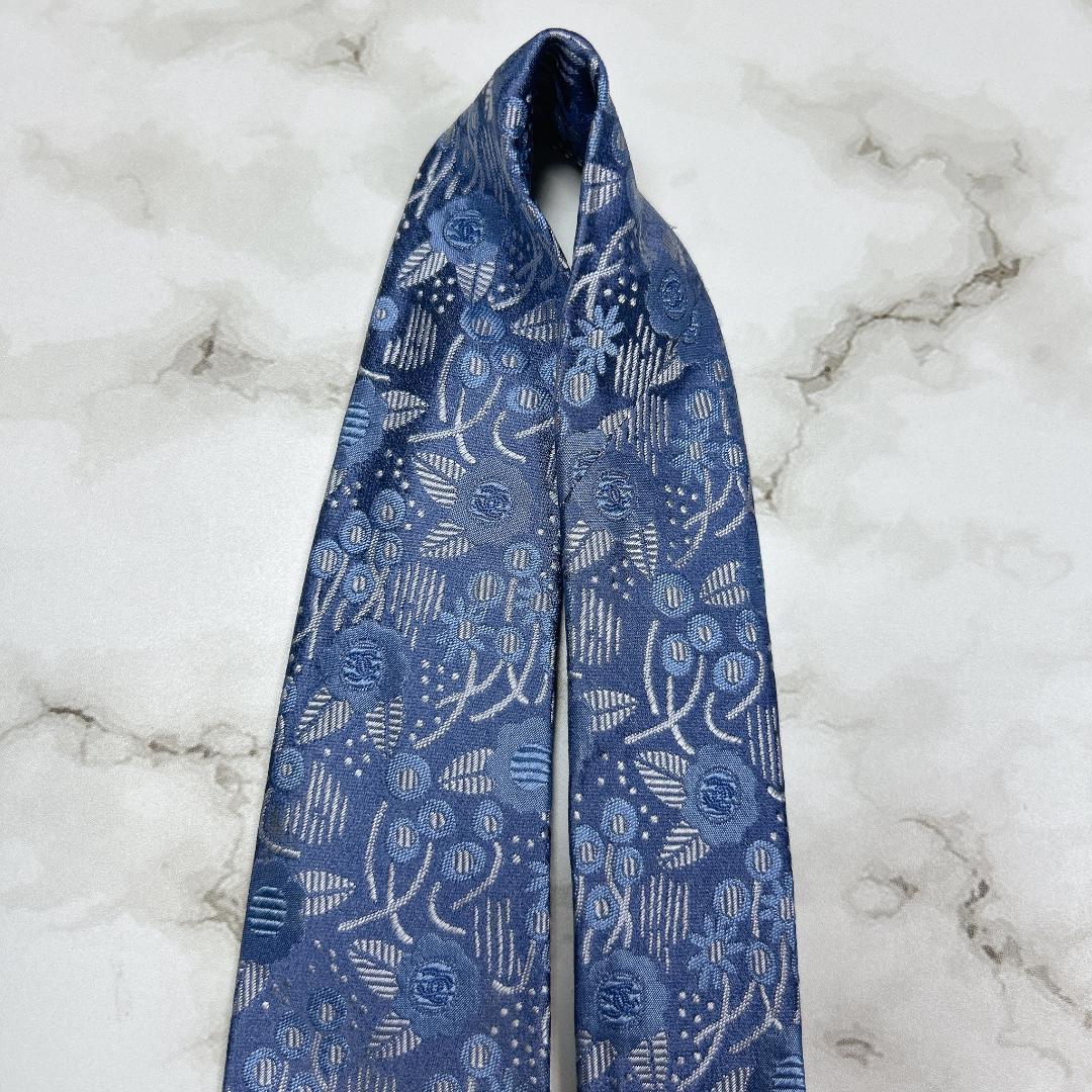 シャネル　ネクタイ　光沢　花柄　ボタニカル　チェーン　現行　青　ワンポイント