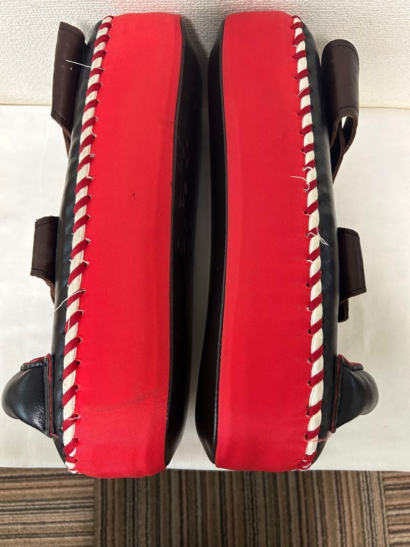 W レザー パンチングミット 黒/赤