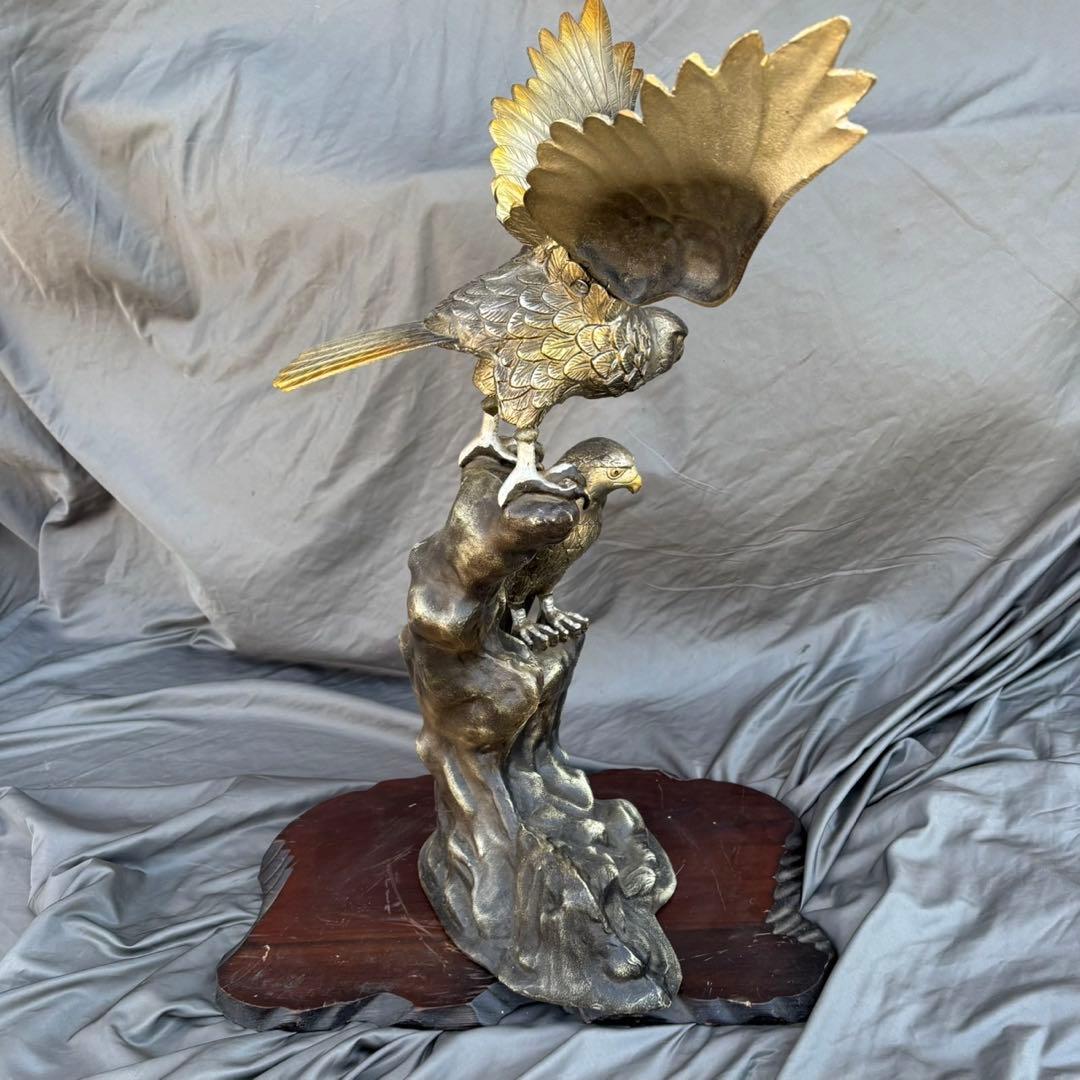 Hy131　鷹の置物　金属製　オブジェ　木製台座付き　刻印あり　インテリア