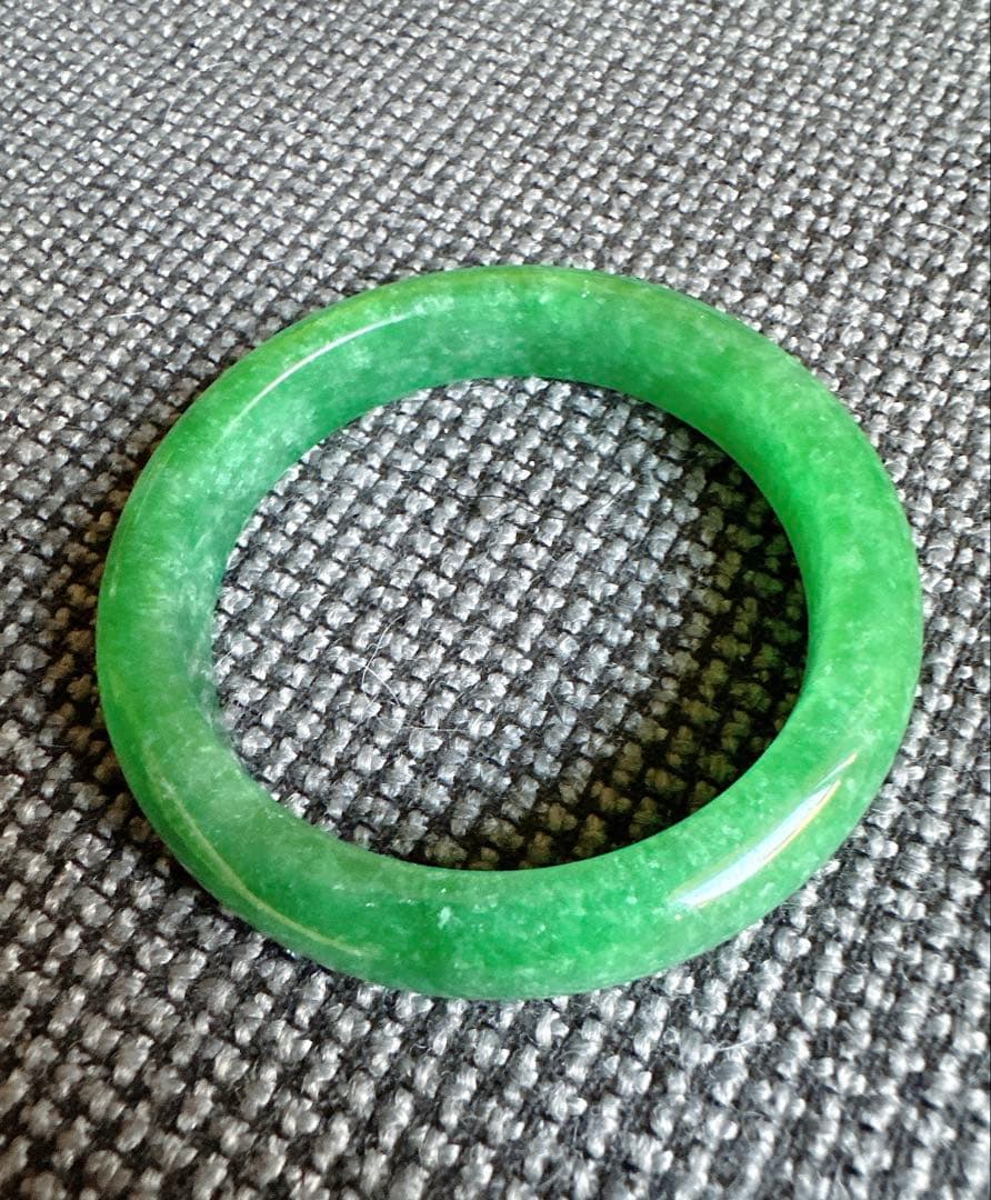 深いグリーン　緑翡翠　Ａランクヒスイバングル