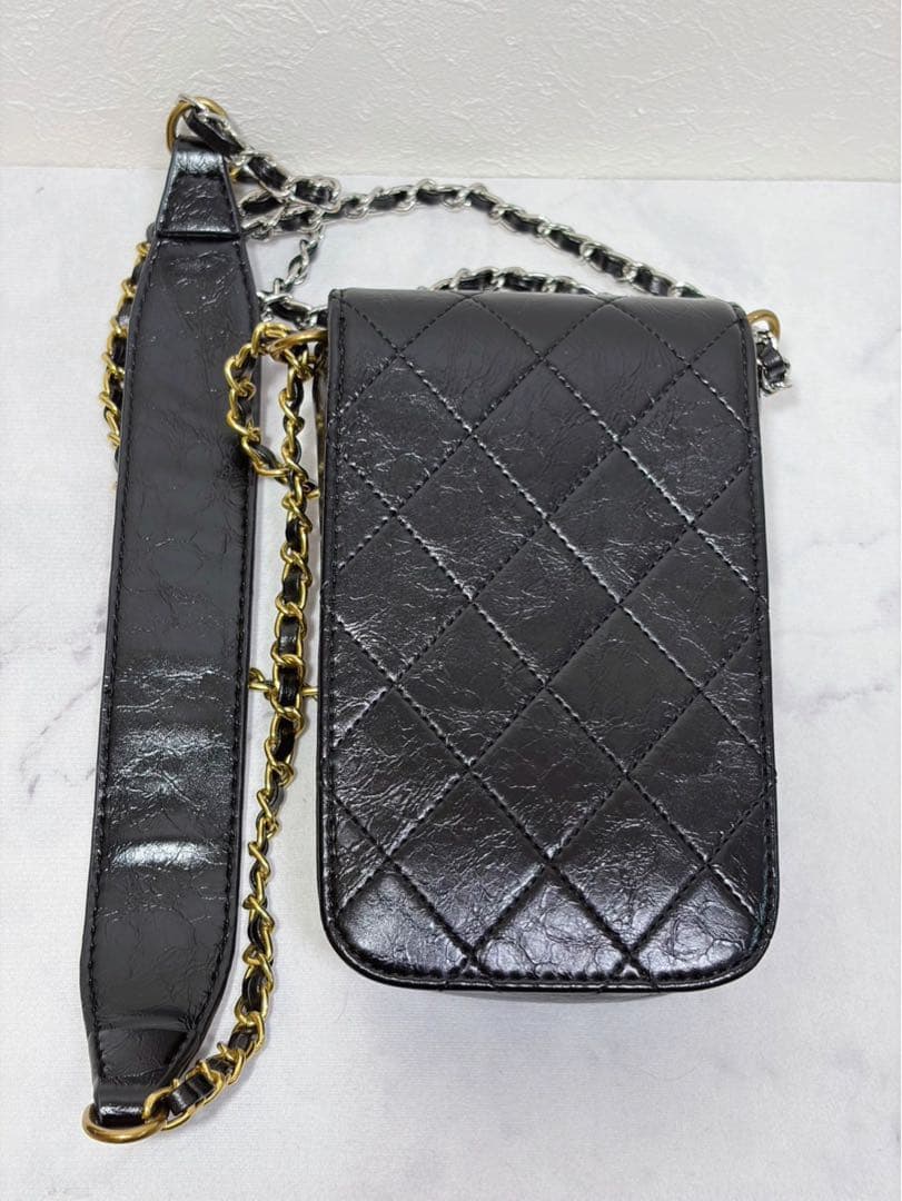 CHANELシャネルノベルティ　スマホショルダー　ケース