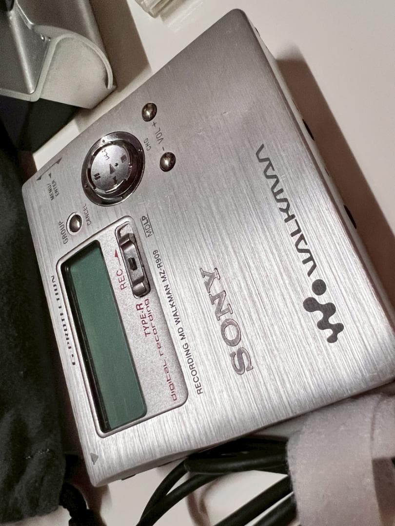 SONY ポータブルMDプレーヤー MZ-R909 シルバー　本体と付属品